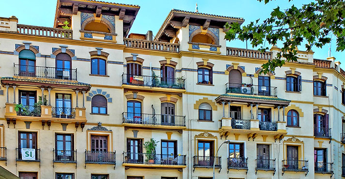 Sevilla architectural styles spanning centuries-like this tiled
building to a 1930s-style apartment building.