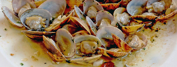 Foodies in Sevillla, clams in carlic