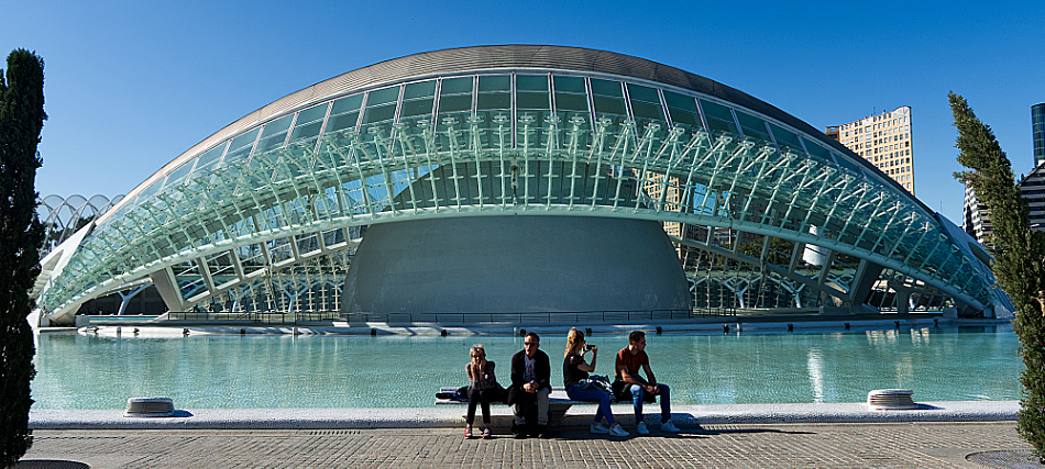 Depicting a huge eyeball floating above the water, L’Hemisferic features an IMAX Cinema,
the Planetarium, and the Laserium